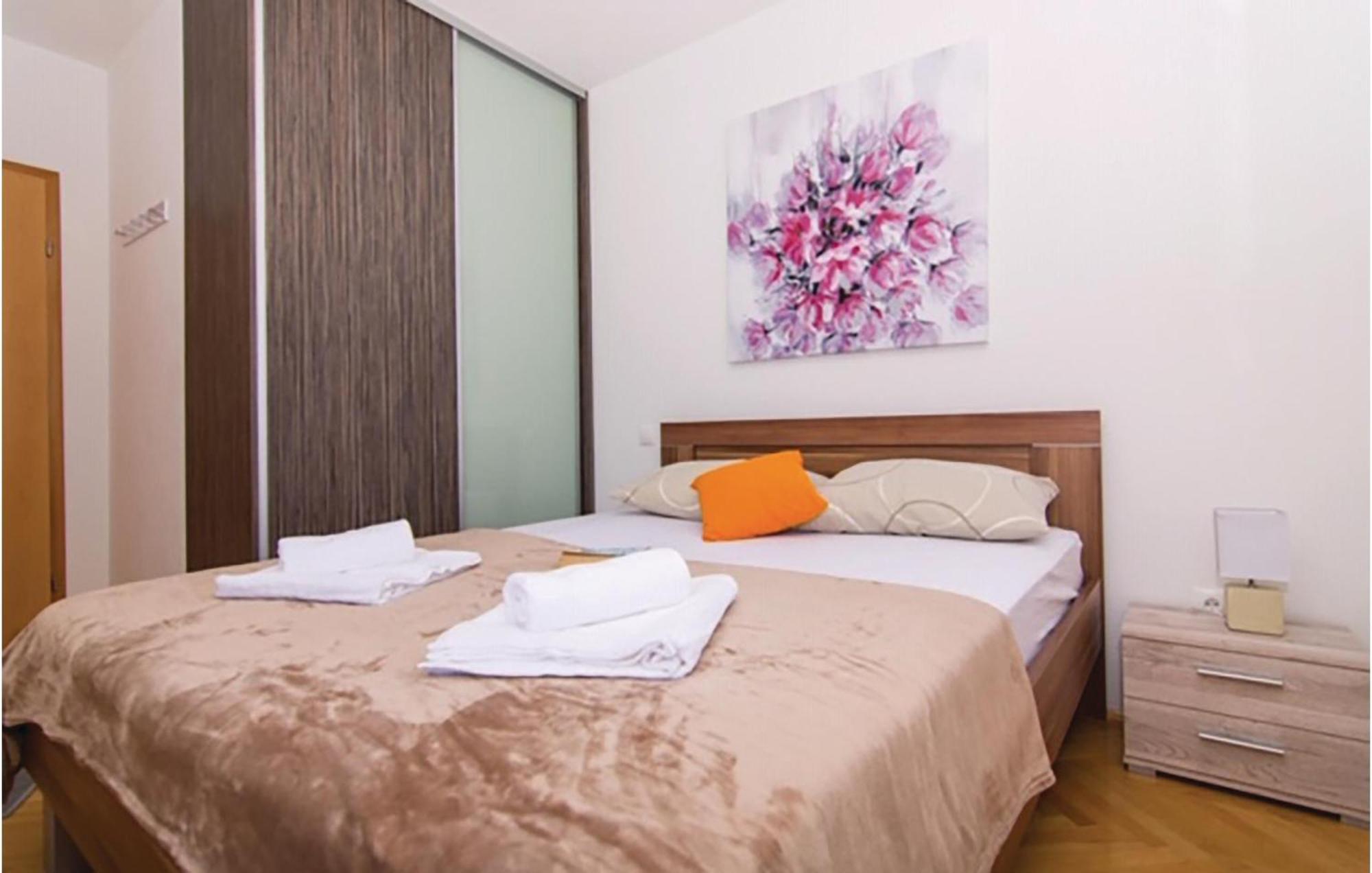 1 Bedroom Stunning Apartment In Okrug Gornji トロギール エクステリア 写真