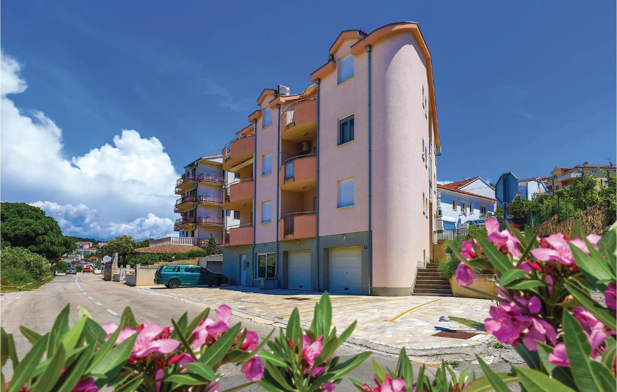 1 Bedroom Stunning Apartment In Okrug Gornji トロギール エクステリア 写真