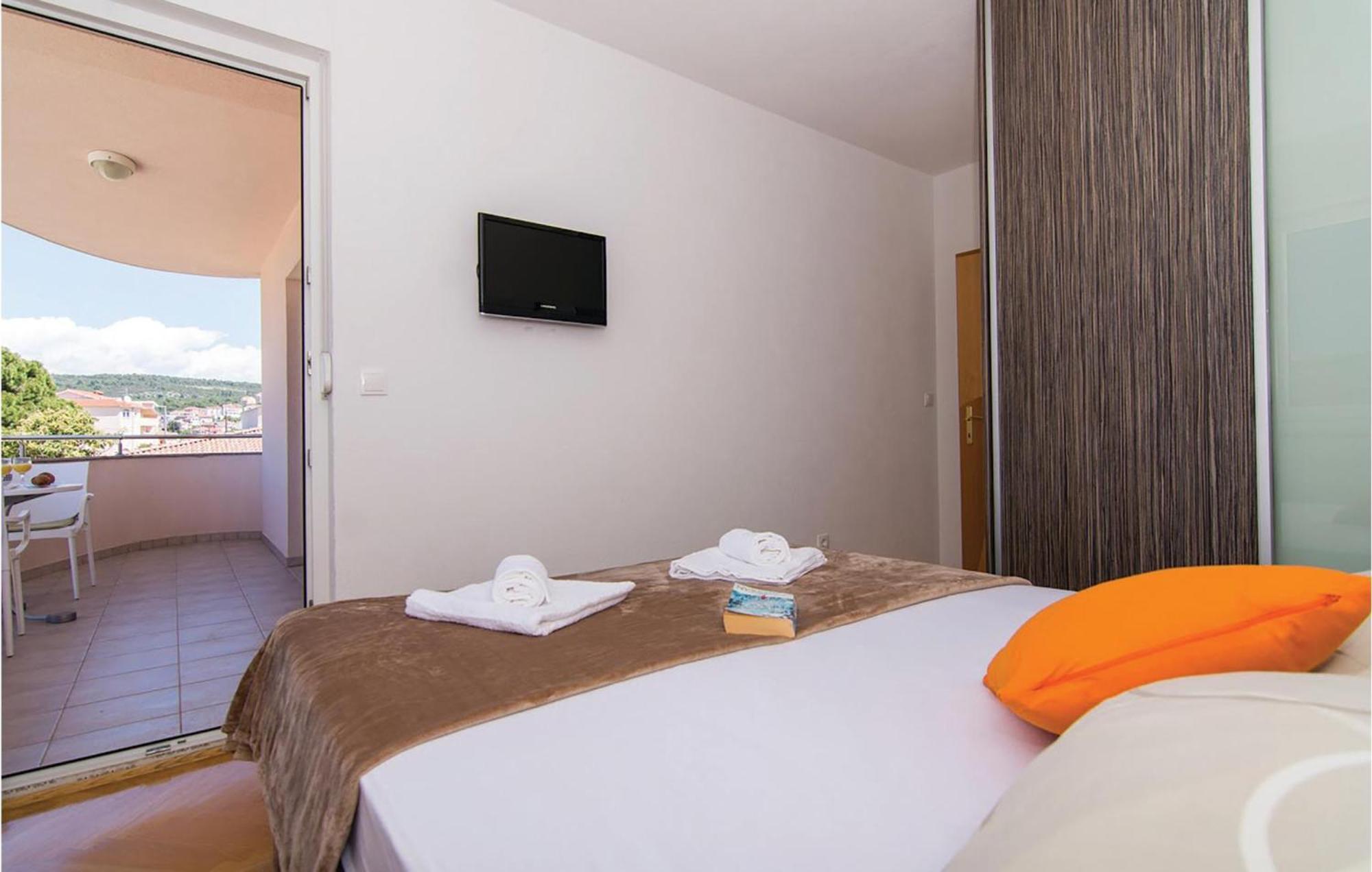 1 Bedroom Stunning Apartment In Okrug Gornji トロギール エクステリア 写真