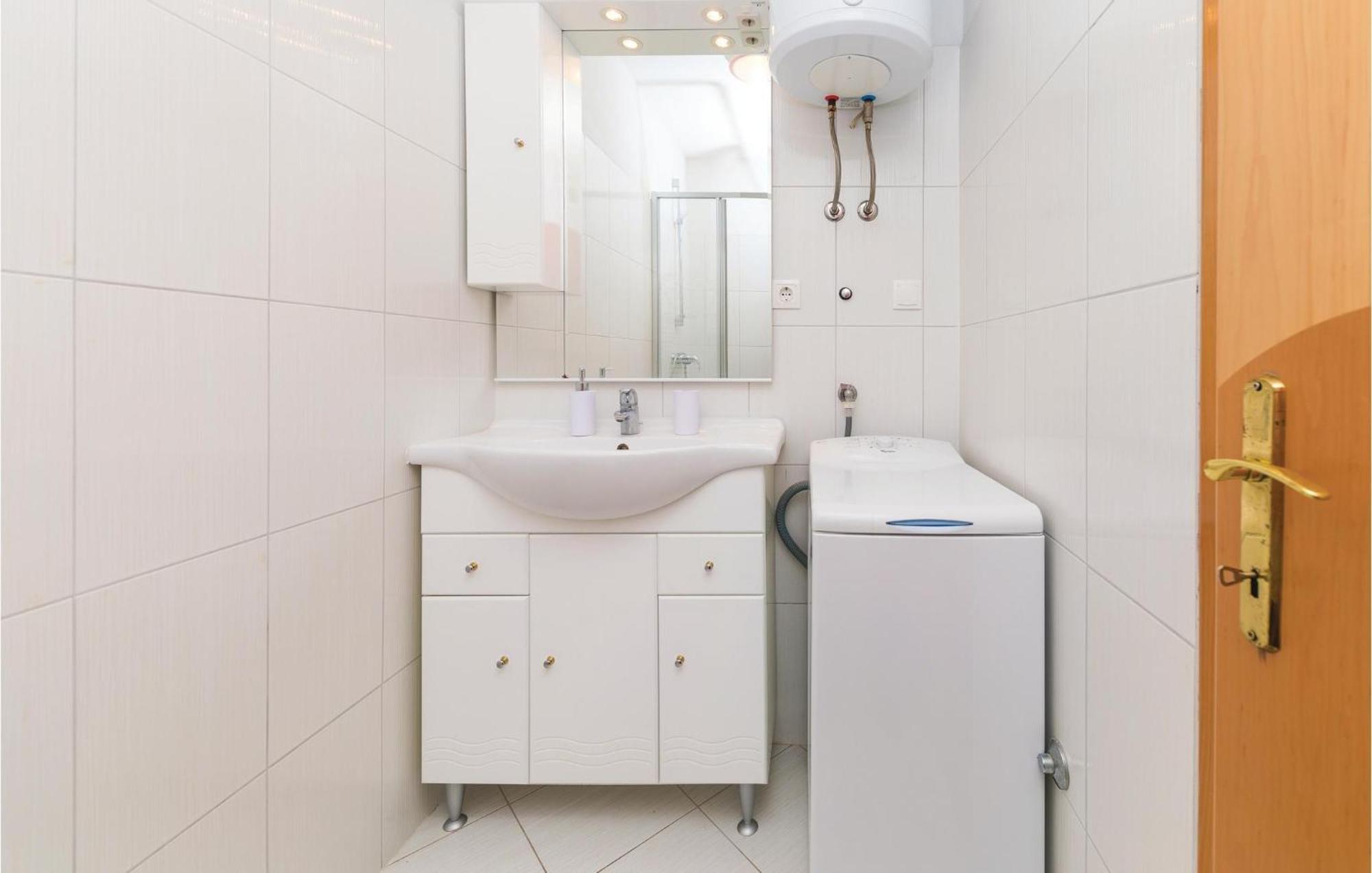 1 Bedroom Stunning Apartment In Okrug Gornji トロギール エクステリア 写真