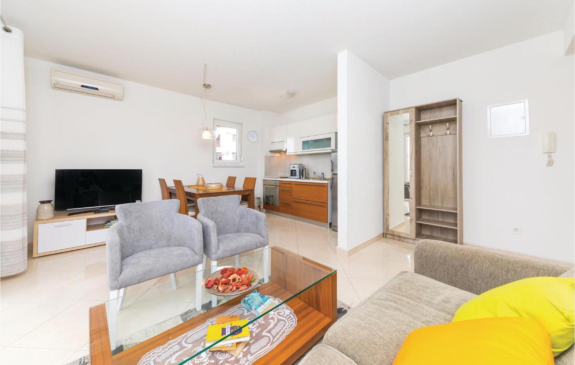 1 Bedroom Stunning Apartment In Okrug Gornji トロギール エクステリア 写真